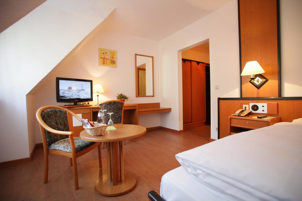 Landidyll Hotel Zum Alten Schloss Kirchensittenbach Quarto foto