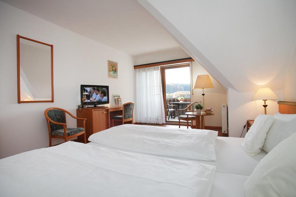 Landidyll Hotel Zum Alten Schloss Kirchensittenbach Quarto foto